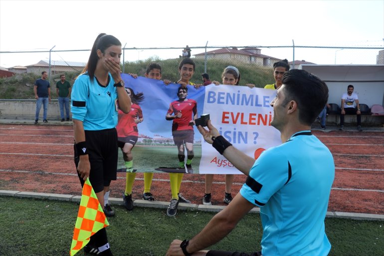 hakemi, arkadaşına kız - yaptı teklifi evlilik yönettiği AĞRI Futbol maçta 4