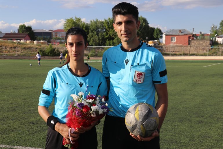 - AĞRI Futbol kız arkadaşına evlilik hakemi, maçta teklifi yaptı yönettiği 6