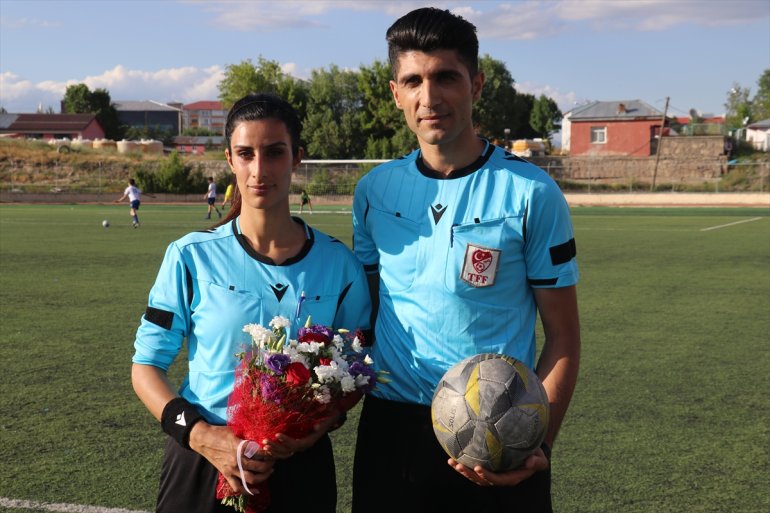 - AĞRI Futbol kız arkadaşına evlilik hakemi, maçta teklifi yaptı yönettiği 6
