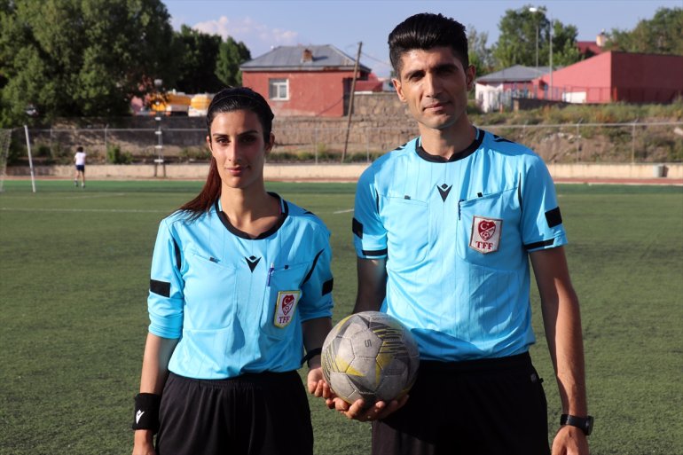 maçta Futbol evlilik arkadaşına yaptı - teklifi AĞRI yönettiği hakemi, kız 9
