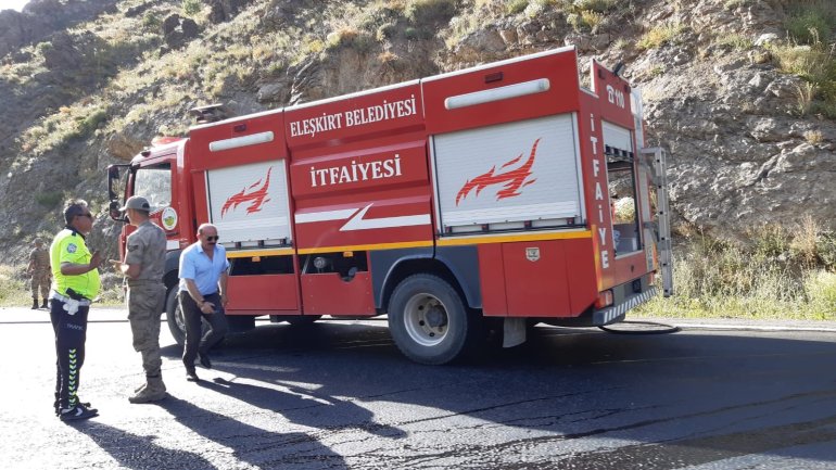 Ağrı seyir halindeyken yanan otomobil küle döndü1