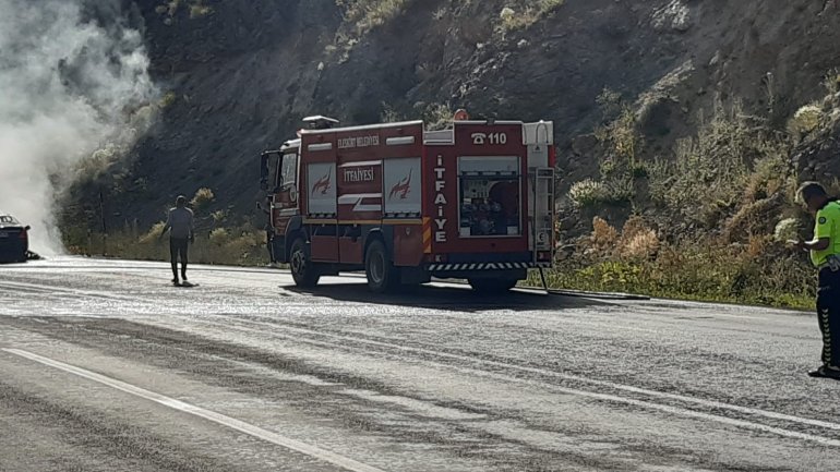 Ağrı seyir halindeyken yanan otomobil küle döndü5