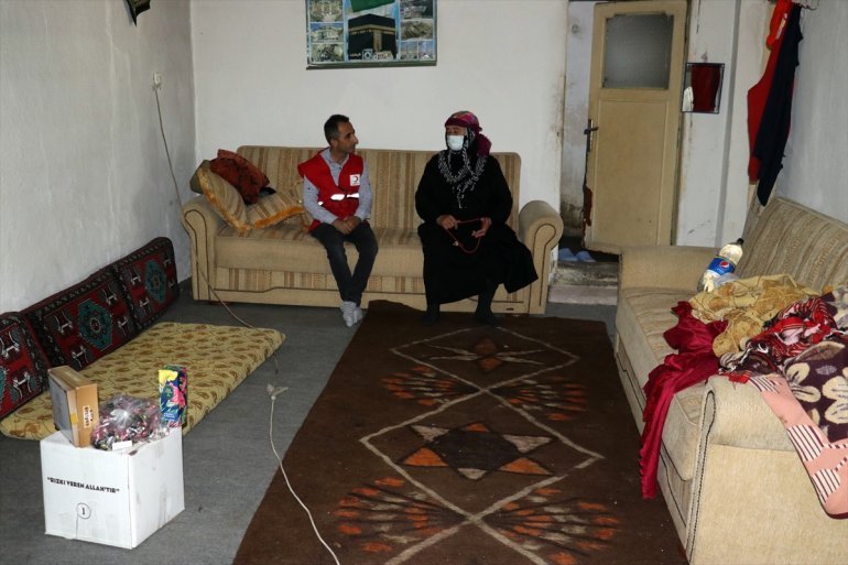temizliyor - AĞRI vatandaşların gönüllüleri yalnız evini yaşayan Kızılay Türk 1