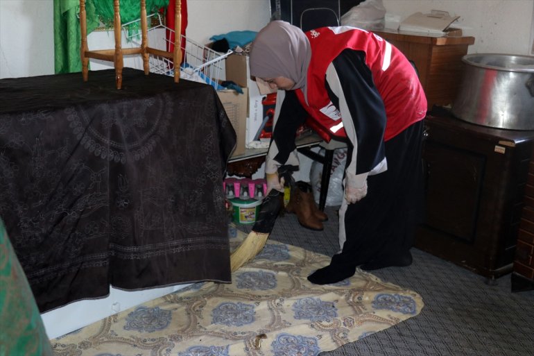 vatandaşların AĞRI gönüllüleri - temizliyor yalnız yaşayan Türk Kızılay evini 2