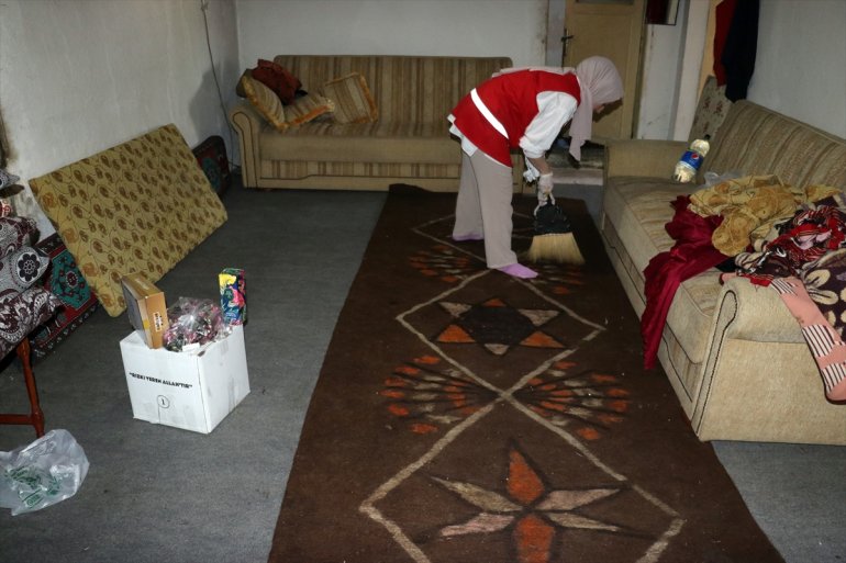 yalnız temizliyor yaşayan AĞRI gönüllüleri Türk - vatandaşların evini Kızılay 3