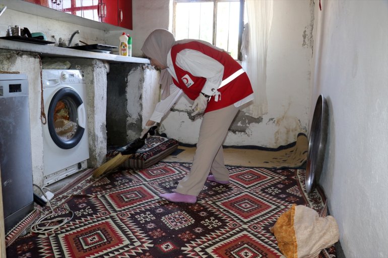 yalnız gönüllüleri yaşayan vatandaşların Kızılay AĞRI temizliyor Türk - evini 4