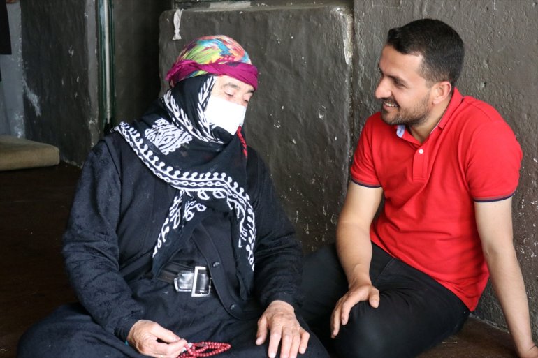 yalnız AĞRI gönüllüleri yaşayan vatandaşların evini Kızılay - temizliyor Türk 6