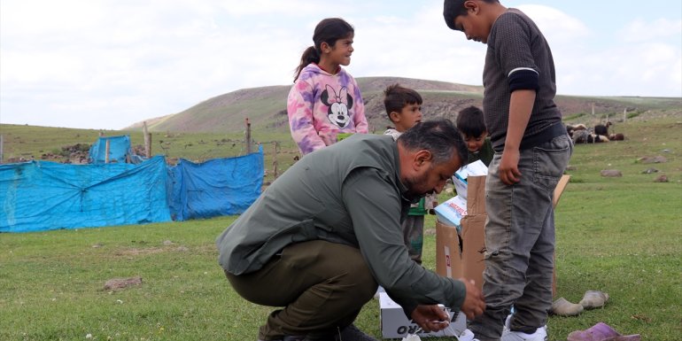 AĞRI - Yayladaki çocukların bayramlığı hayırseverlerden1