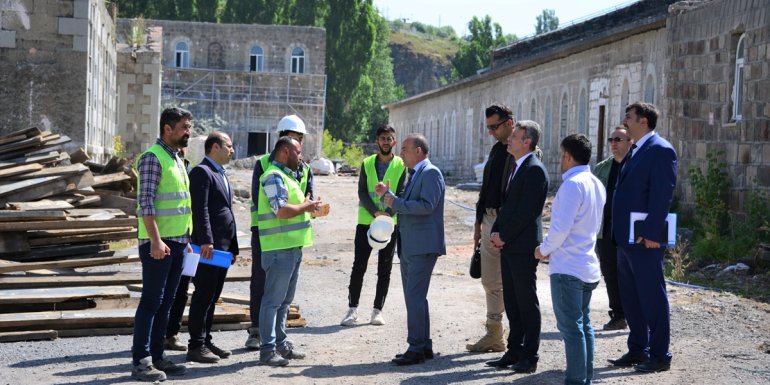 Ardahan'da inşaatı devam eden Millet Bahçesi tarihi kale ve Kura Nehri ile bütünleşecek
