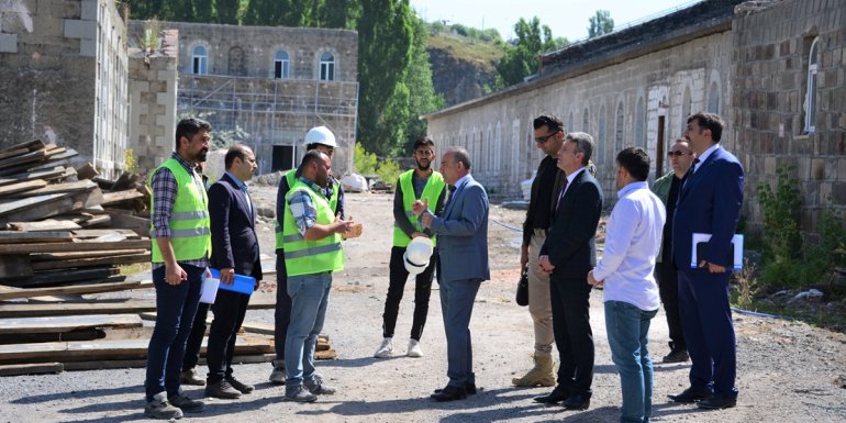 Ardahan'da inşaatı devam eden Millet Bahçesi tarihi kale ve Kura Nehri ile bütünleşecek