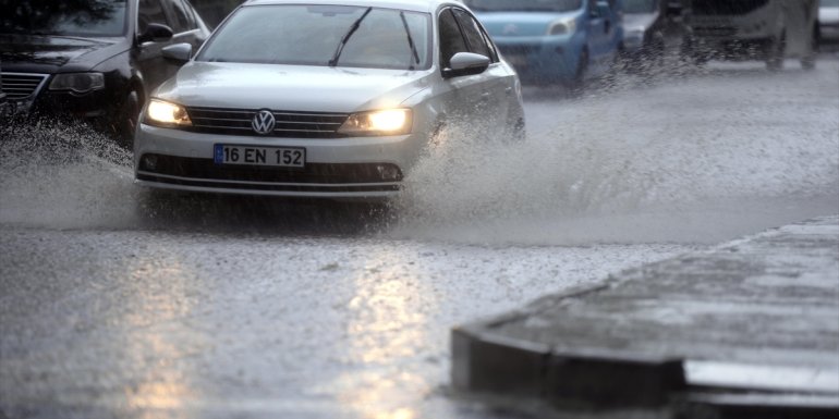 Ardahan'da sağanak ve dolu hayatı olumsuz etkiliyor