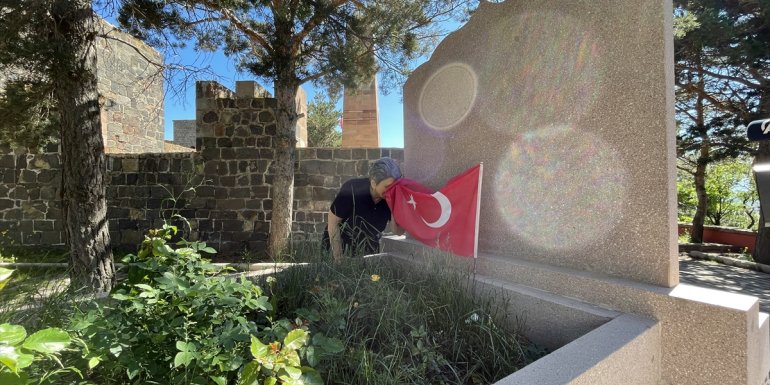 Azerbaycan'ın gazi kadın komutanı Nene Hatun'un kabrini ziyaret etti