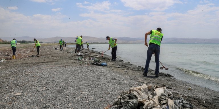 Belediye ekipleri van gölü sahilindeki çöpleri topladı - Diyadinnet