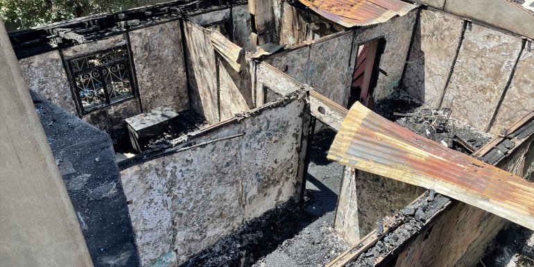 Bingöl'de evin çatısında çıkan yangın söndürüldü