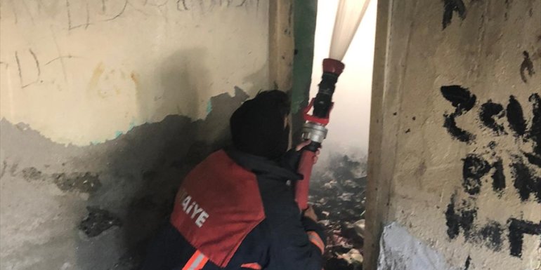 Bingöl'de metruk binada çıkan yangın söndürüldü