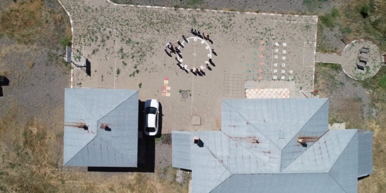 BİNGÖL - Erhan Öğretmen, köydeki öğrencilerini tatilde de yalnız bırakmadı1