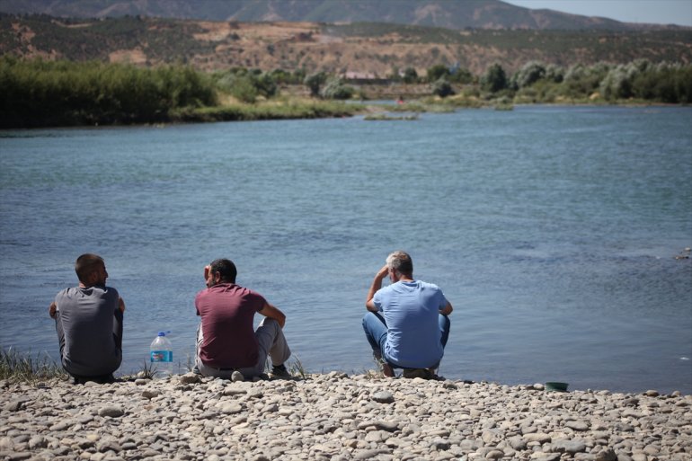 Bingöl'de nehirde boğulma tehlikesi geçiren çocuğu kurtarırken akıntıya kapılan kişi aranıyor