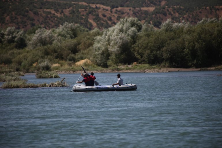 aranıyor tehlikesi akıntıya BİNGÖL kişi Nehirde çocuğu boğulma geçiren - kapılan kurtarırken 2