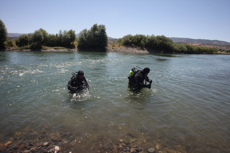 tehlikesi geçiren çocuğu kişi - kurtarırken kapılan BİNGÖL akıntıya boğulma Nehirde aranıyor 4