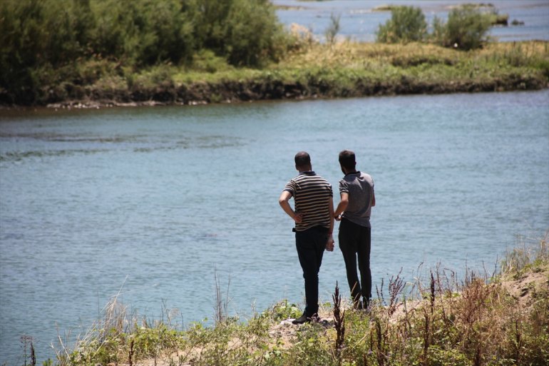geçiren kurtarırken aranıyor BİNGÖL tehlikesi kapılan akıntıya boğulma Nehirde kişi çocuğu - 5