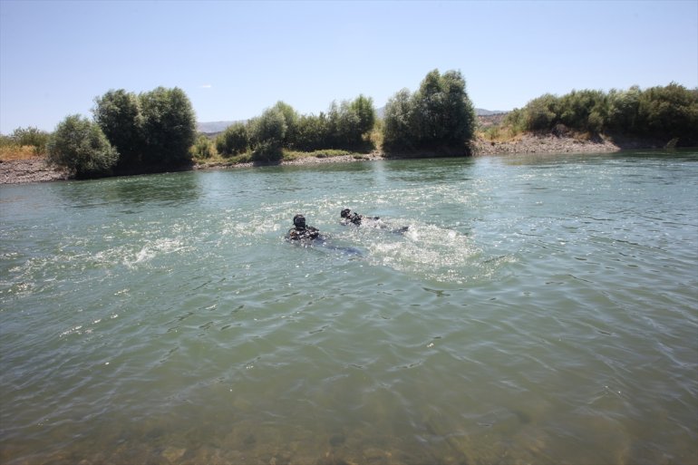 tehlikesi Nehirde çocuğu kapılan boğulma BİNGÖL - kurtarırken geçiren akıntıya aranıyor kişi 6