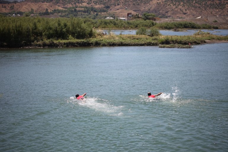 aranıyor çocuğu Nehirde geçiren BİNGÖL kapılan - kurtarırken kişi tehlikesi akıntıya boğulma 7