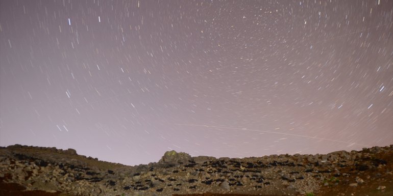 BİNGÖL - Yaylada zorluklara göğüs gererek hayvanlarına bakıyorlar1