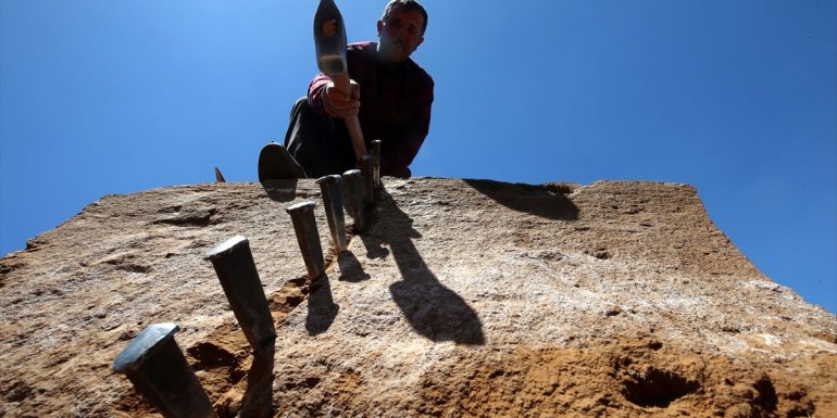 BİTLİS - 40 yıldır elinden düşürmediği balyozla kaya bloklarını parçalıyor1