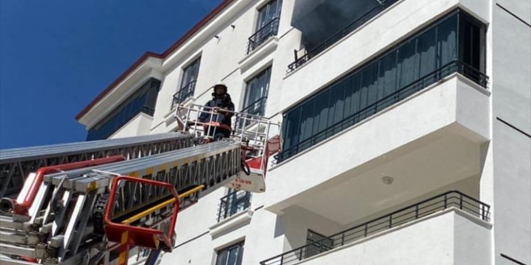 Elazığ'da ev yangınında dumandan etkilenen kişi hastaneye kaldırıldı