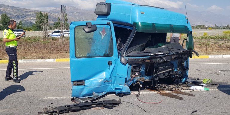 Erzincan'da çarpışan iki tırdan birinin kupası koptu, iki sürücü yaralandı