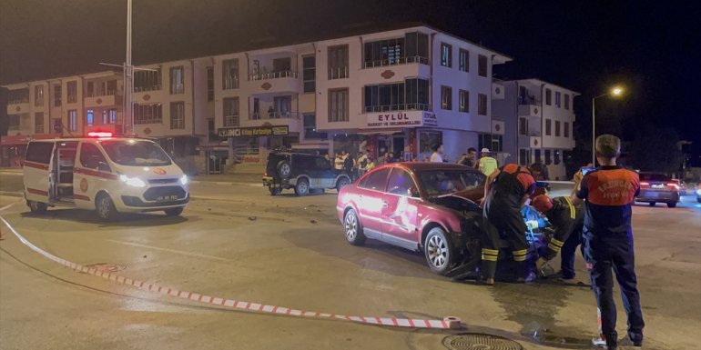 Erzincan'da iki aracın karıştığı kazada 4 kişi yaralandı