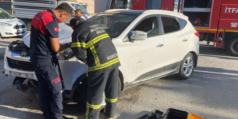 Erzincan'da kaza yapan aracın çarptığı bahçe duvarı çocuğun üzerine devrildi
