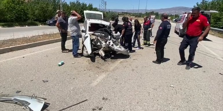 Erzincan'da tırla çarpışan otomobilin sürücüsü öldü