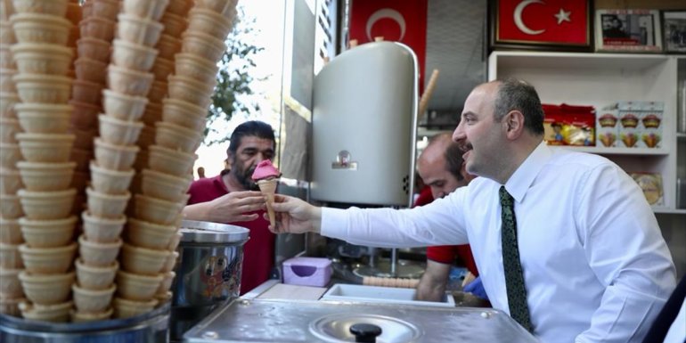 Bakan Mustafa Varank'tan Erzurum'da vatandaşlara dondurma ikramı