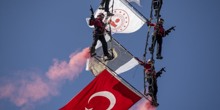 Erzurum'da Türk Yıldızları ve Çelik Kanatlar gösteri uçuşu yaptı