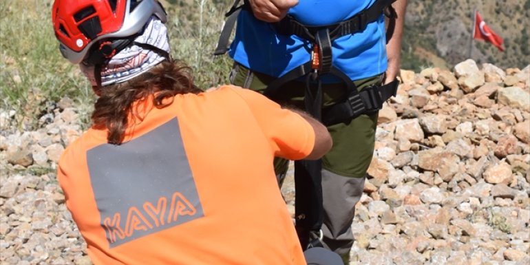 Görme engelli Türk dağcı Turhan, Viea Ferrata'ya tırmandı