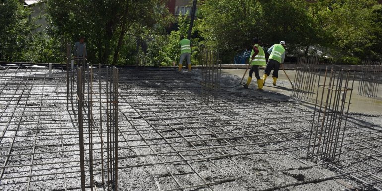 Hakkari'de 32 iş yerinin yer alacağı kapalı halk pazarının temeli atıldı