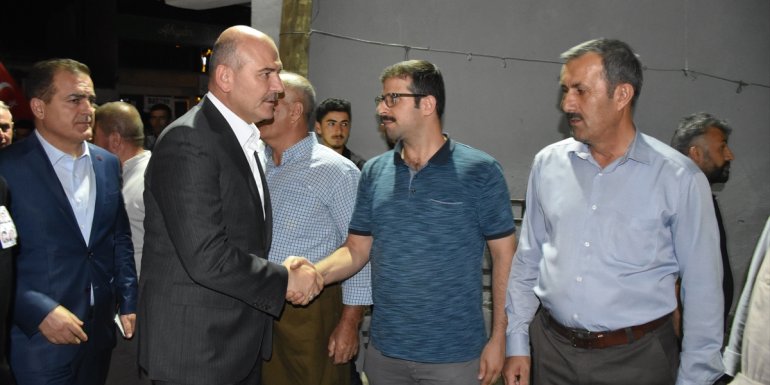 HAKKARİ - İçişleri Bakanı Soylu, şehit güvenlik korucularının ailelerine taziye ziyaretinde bulundu1
