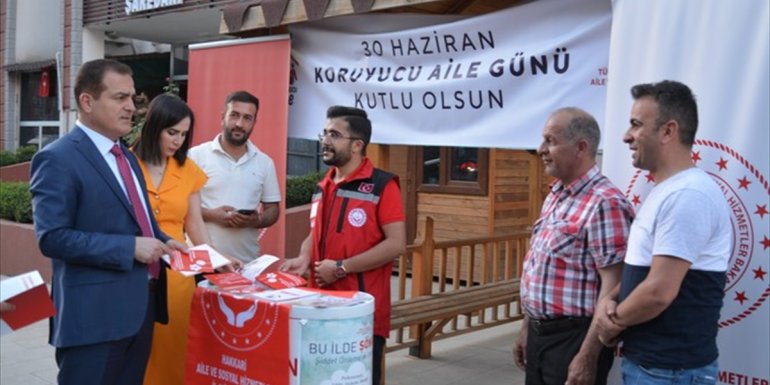 Hakkari Valisi Akbıyık koruyucu aile standını ziyaret etti