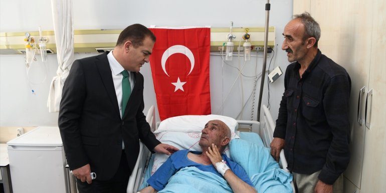 Hakkari Valisi Akbıyık, şehit güvenlik korucusunun tedavi gören babasını ziyaret etti 1