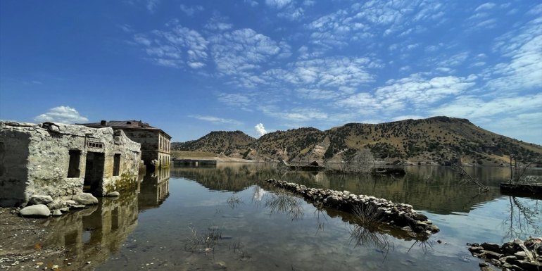 Kars'ta barajın su seviyesi düşünce tarihi yapılar gün yüzüne çıktı