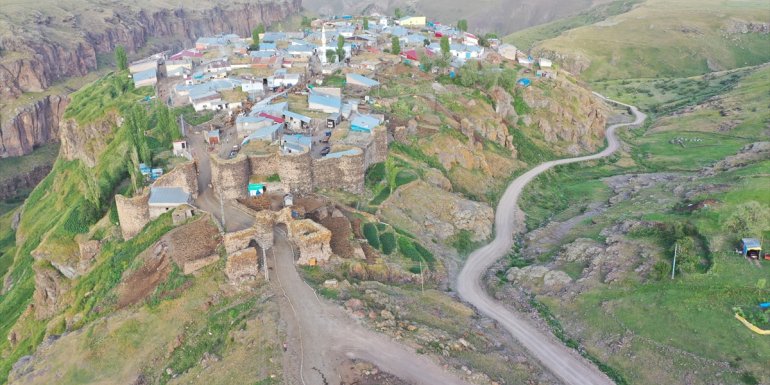 KARS - Tunçkaya köylüleri yaşamlarını Keçivan Kalesi