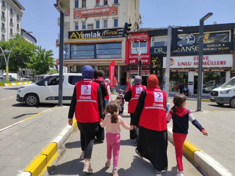 Kızılay, öksüz ve yetim çocuklar için bayram alışverişi yaptı6