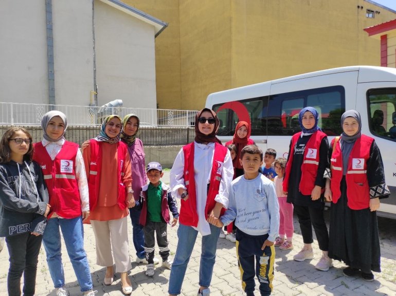 Kızılay, öksüz ve yetim çocuklar için bayram alışverişi yaptı7