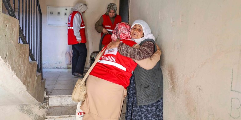 Kızılayın Kardeş Aile Projesi, yaşlı ve kimsesizlerin yüzünü güldürüyor1