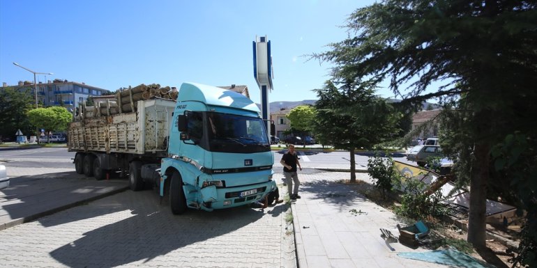 Malatya'da freni boşalan kamyon ağaçlara çarparak durabildi