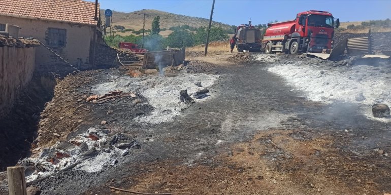 Malatya'da itfaiye ot ve orman yangınlarına müdahale etti