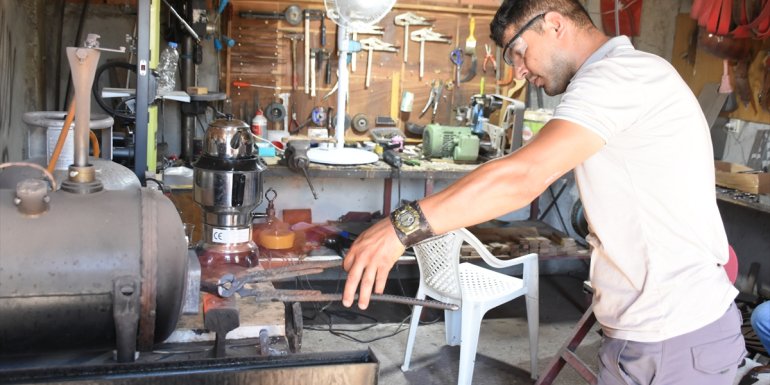 Hobi olarak üretmeye başladığı bıçakları yurt dışındaki meraklılarına da satıyor