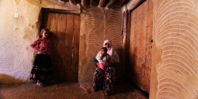 Malatya'da kadınlar evlerinin duvarlarını parmaklarıyla süslüyor