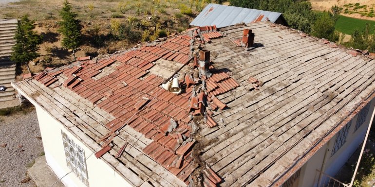 MALATYA - Okul çatısının onarımı yavru kuşlar için durduruldu1